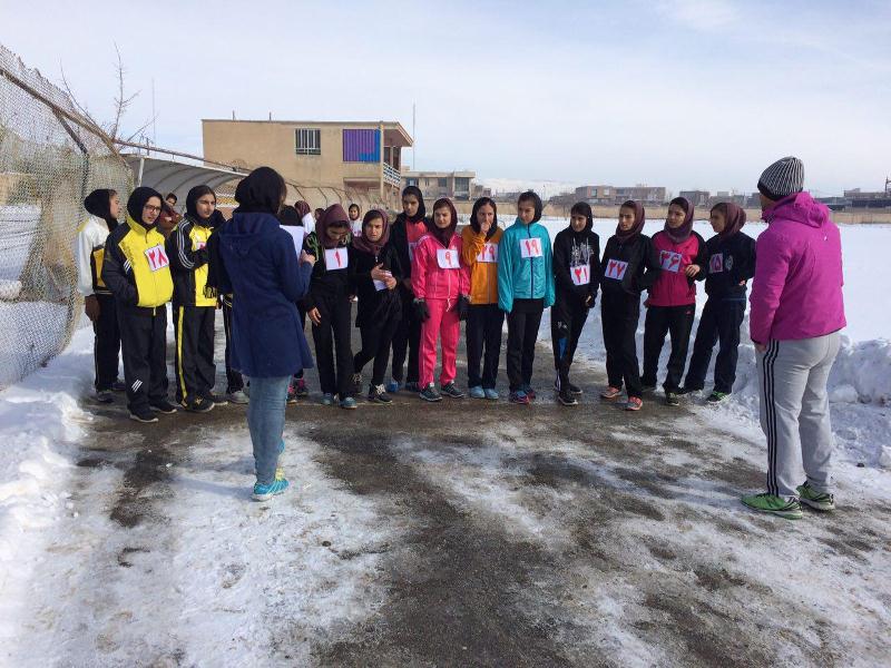 رقابت دانش آموزان دختر در پیرانشهر 